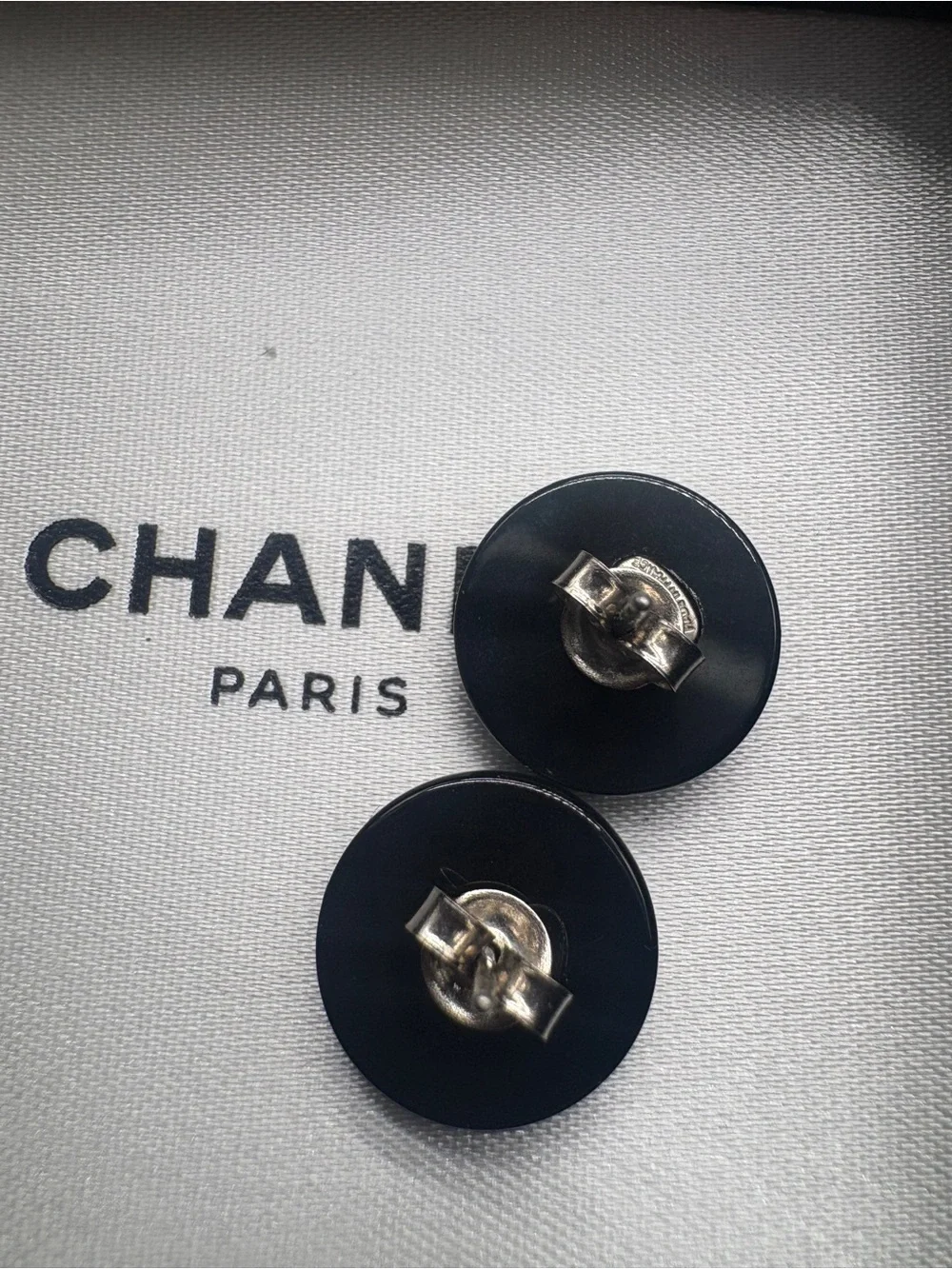 CHANEL authentic round